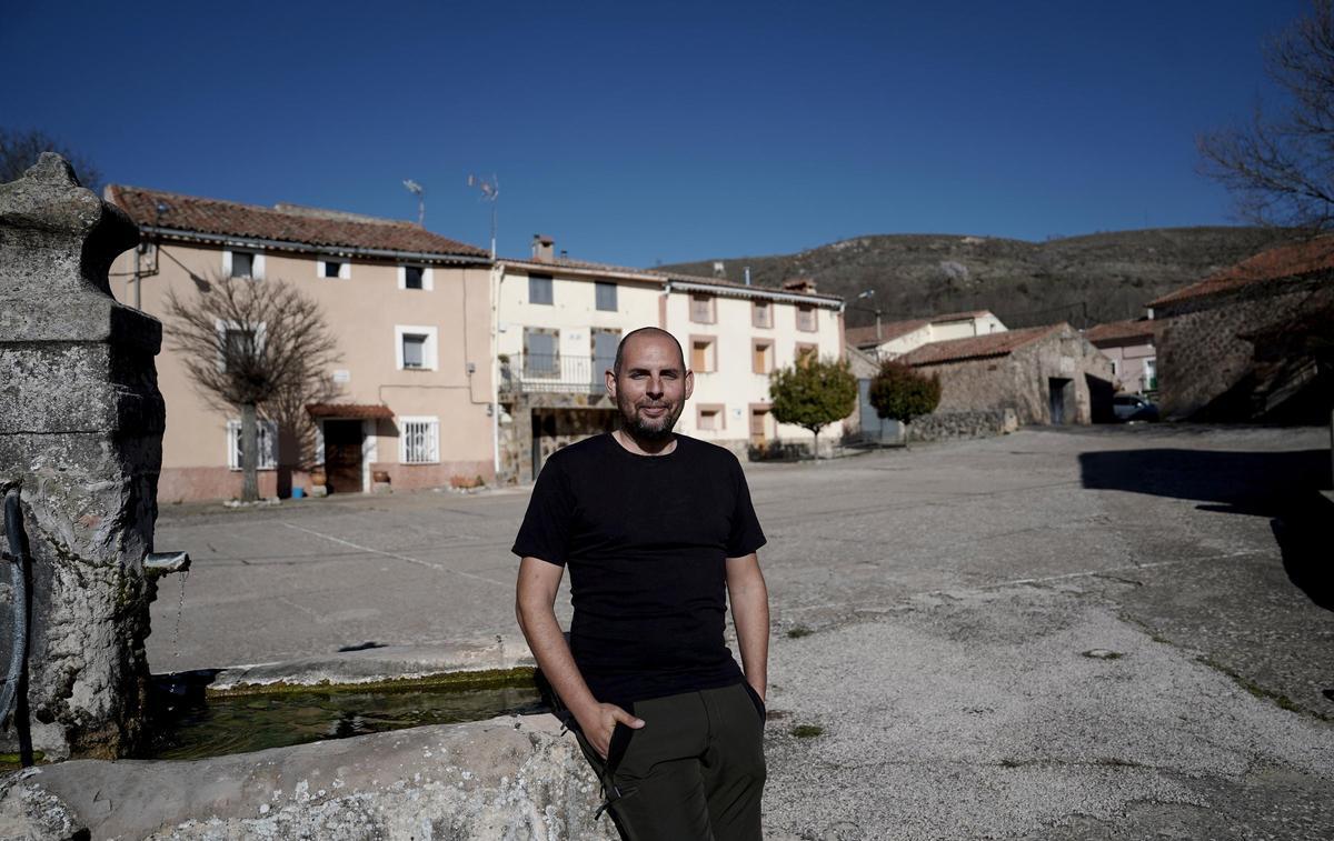 Fernando del Amo, en la plaza de Benamira, la ciudad de Soria, donde vive solo.