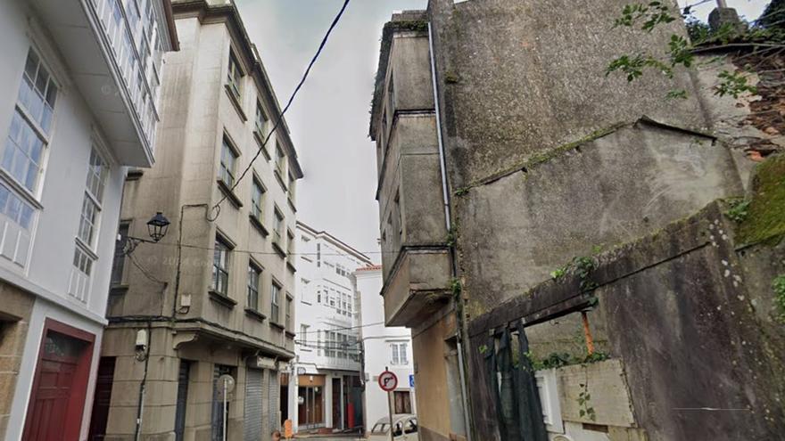 A la izquierda, el edificio de Betanzos que se rehabilitará para apartamentos turísticos. |  LOC