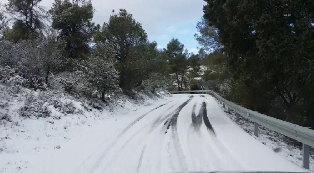 Una de las dos carreteras cortadas en la C. Valenciana: en Fontanars dels Alforins y en Bocairent.