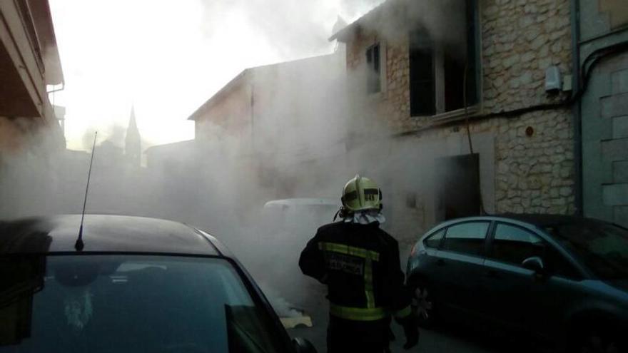 Un bombero, frente a la casa humeante donde se declaró ayer un incendio en Binissalem.