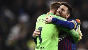 Ter Stegen se abraza a su compañero Leo Messi
