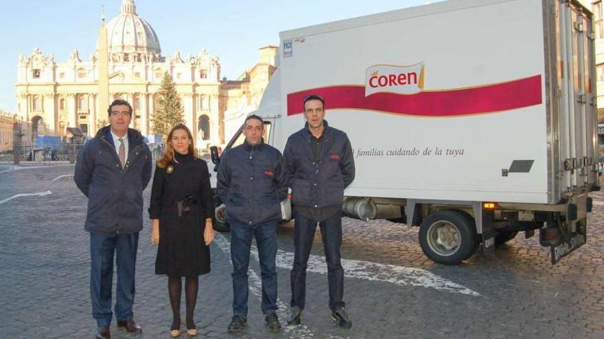 María Gómez Franqueira y J. Bobillo, en la entrega de pulardas realizada el año pasado en el Vaticano.