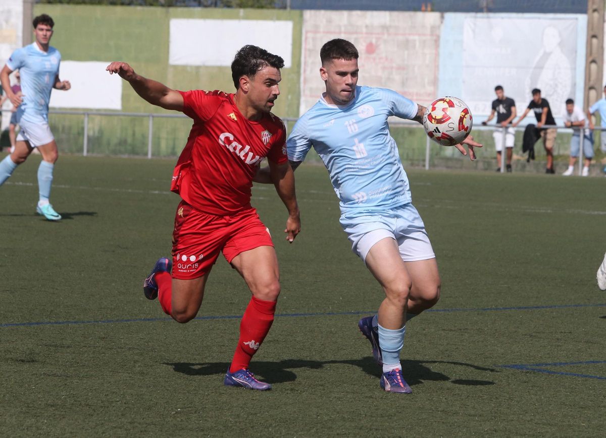 Rocha (derecha) en un partido con la camiseta de la Cultural Deportiva Beluso.