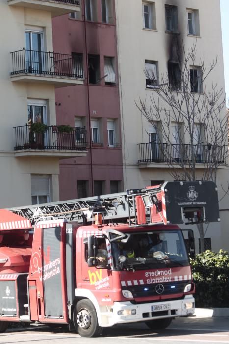 La mujer, de 64 años, trataba de huir del incendio registrado en un tercer piso de un edificio de la Avenida de Aragón