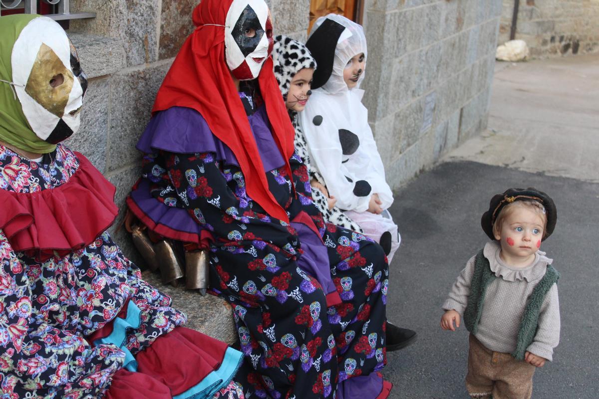 GALERÍA | Villanueva de Valrojo se viste de Carnaval