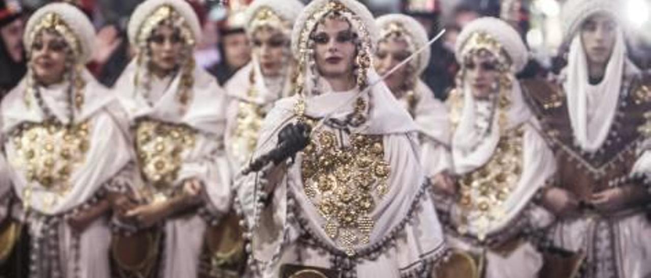 Un instante de la entrada de los Moros y Cristianos durante una celebración del patrón.