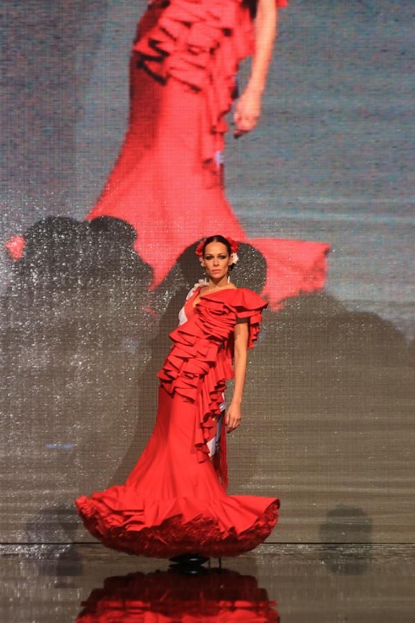 Eva González de rojo vibrante en Simof 2016