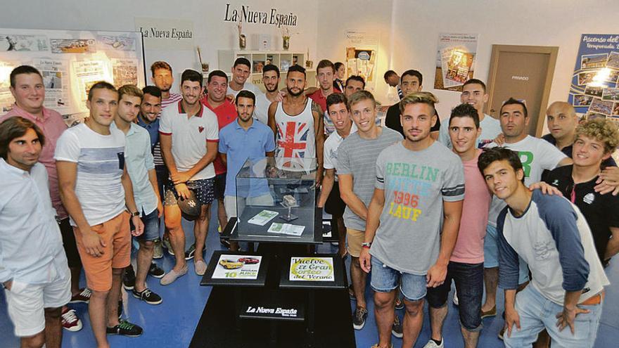 La plantilla del Lealtad, ayer, en el stand de LA NUEVA ESPAÑA en la Feria de Muestras.