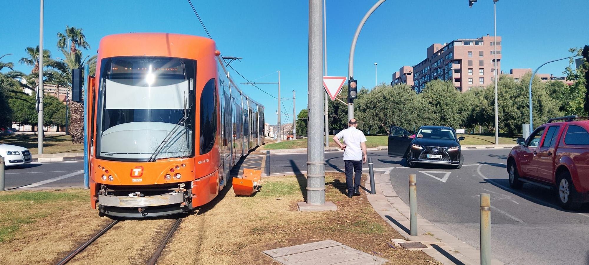 Colisión entre un vehículo y la Línea 4 del TRAM