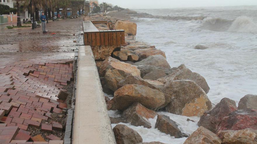 El paseo marítimo de Almenara, tras el hundimiento.