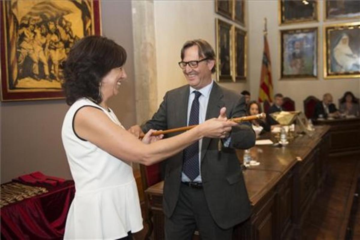 Anna Erra iniciando su mandato como nueva alcaldesa de Vic de la mano de su sucesor, Josep Maria Vila d’Abadal.