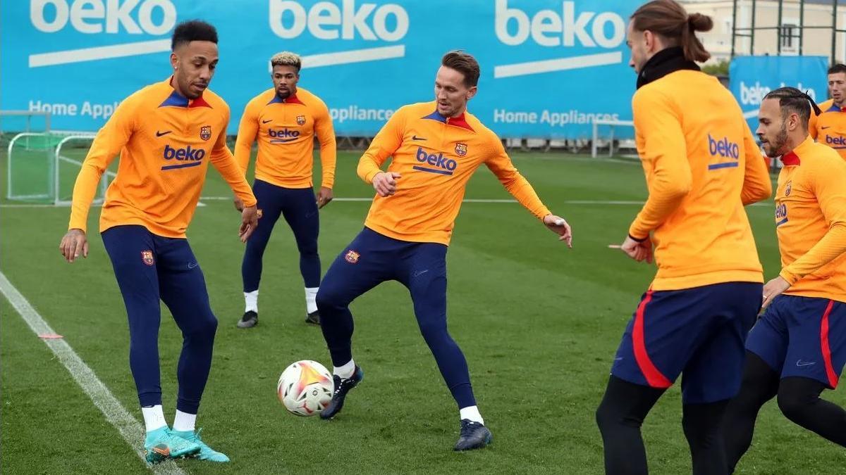 Aubameyang, Adama, Luuk de Jong, Mingueza y Braithwaite, en un rondo.