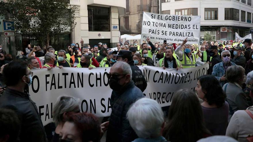 Protestas en la calle en la celebración del acto 'Otras políticas' en Valencia