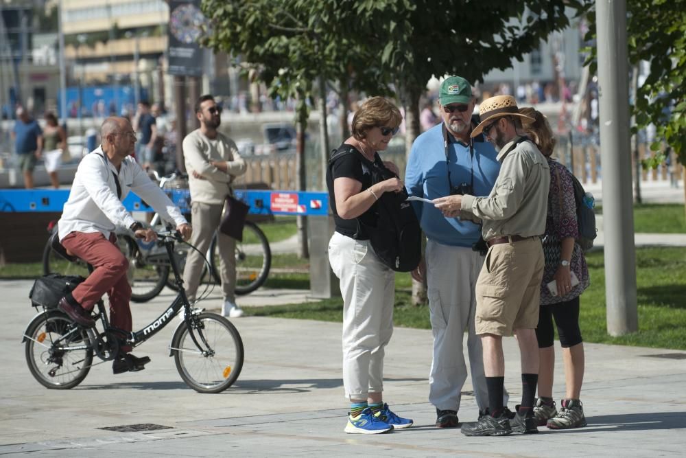 La ciudad registra un nuevo récord de visitantes, entre turistas y tripulación, con el atraque de 'Independence of the Seas', 'Koningsdam' y 'Mein Schiff' en el puerto de A Coruña.