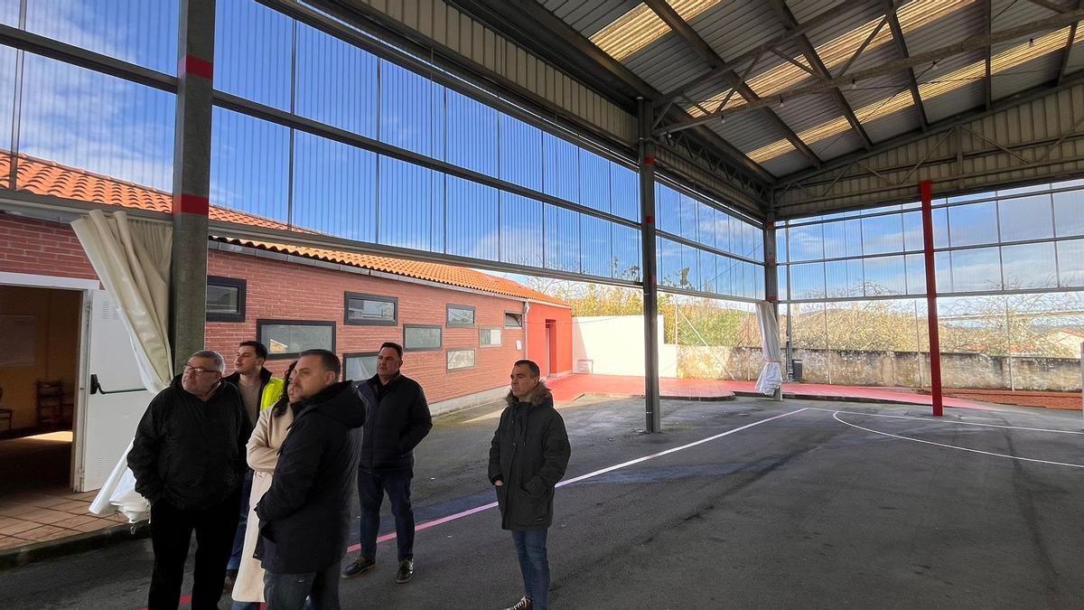 El alcalde de Corvera, Iván Fernández, visita la pista polideportiva.