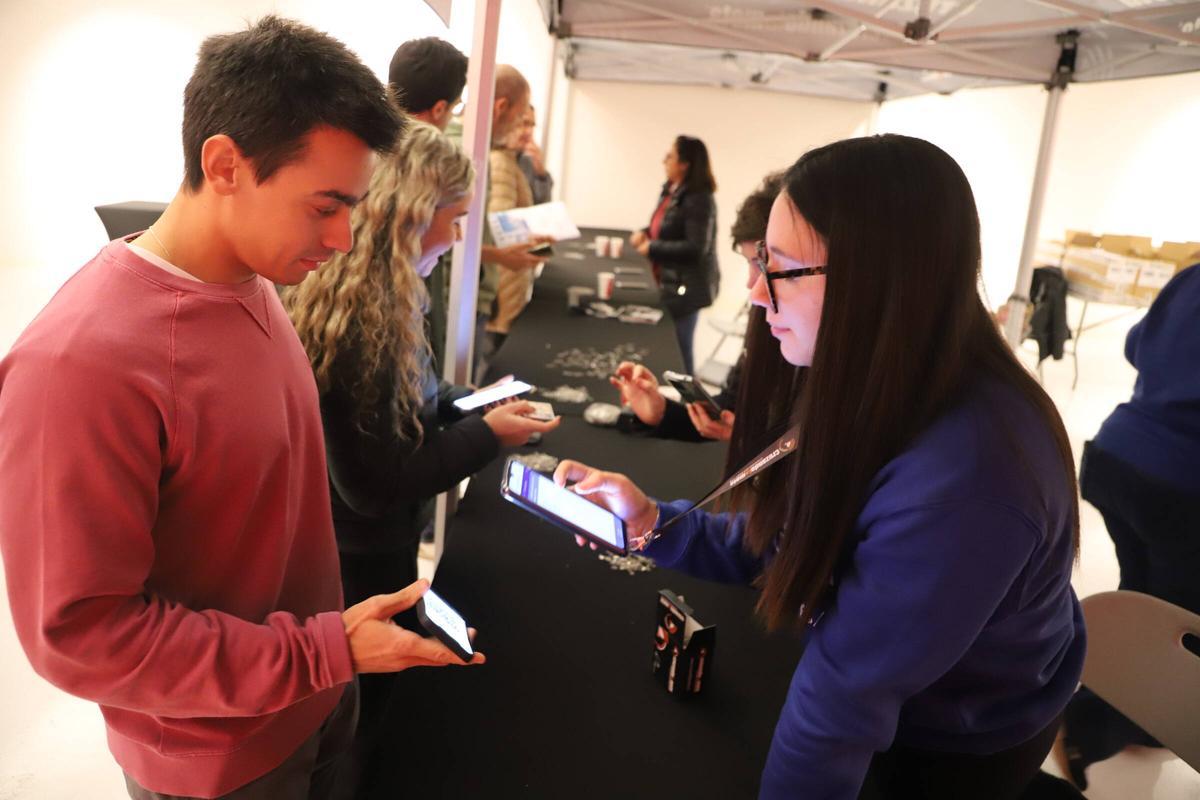 Un atleta recoge su dorsal.