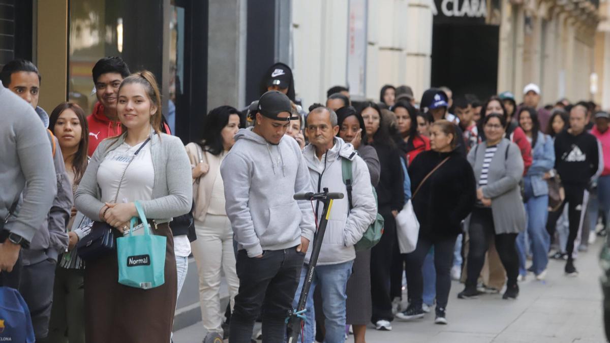 Vuelven las colas de inmigrantes en el Ayuntamiento de Córdoba.