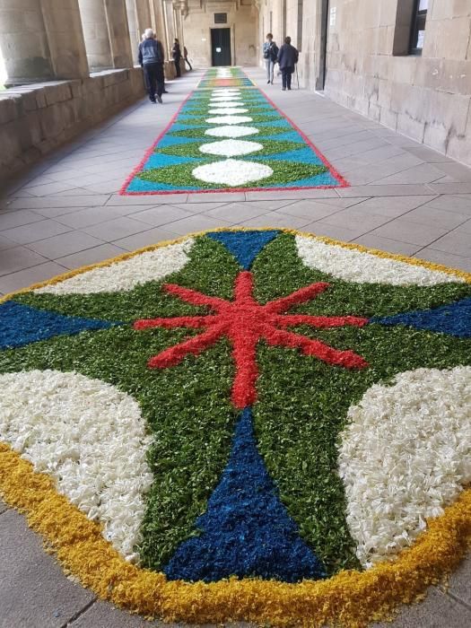 En Celanova, los vecinos de la calle Colón y las familias de los niños que hicieron este año la Primera Comunión decidieron este año elaborar las tradicionales ofrendas florales.