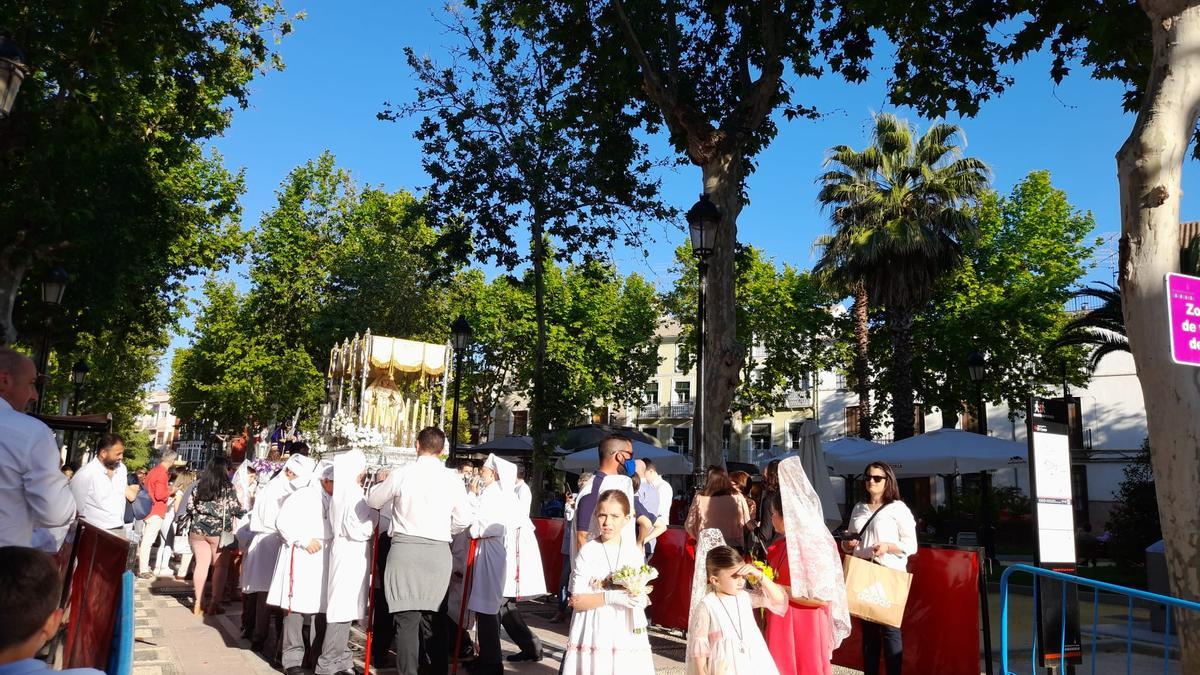 Niñas con mantillas durante la procesión.