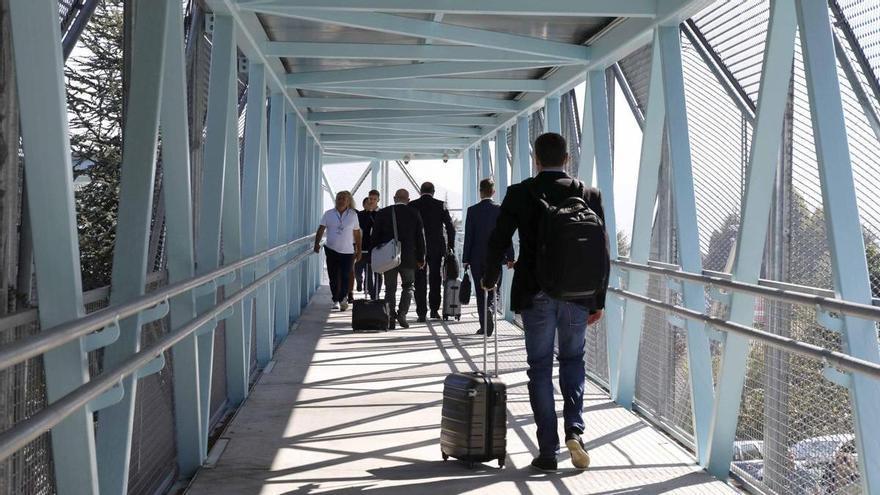 Aena detecta deficiencias en la pasarela peatonal entre Ifevi y el aeropuerto de Vigo y licita una obra de 88.000 euros para repararlas