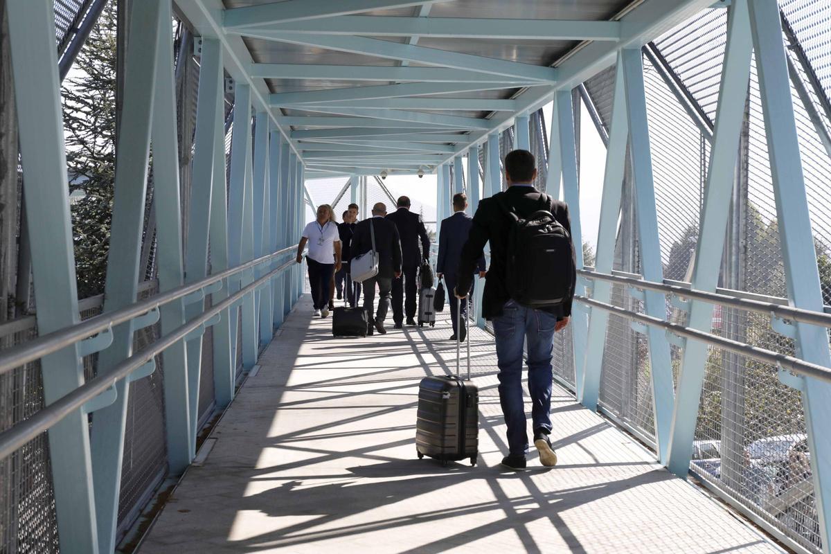 Viajeros en la pasarela peatonal que une el aeropuerto de Vigo con Ifevi.
