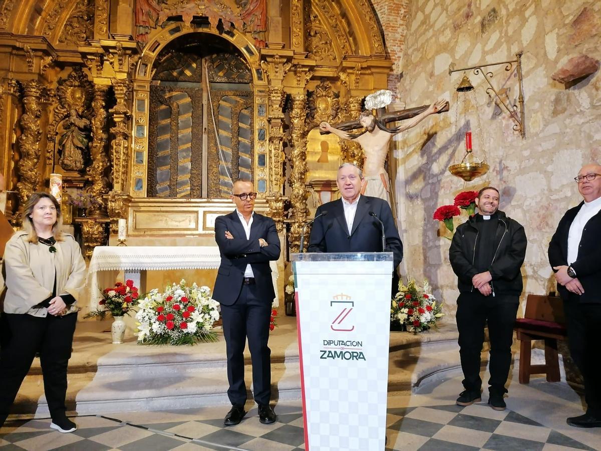 Javier Faúndez (centro) explica los detalles del convenio que ha permitido restaurar la imagen.