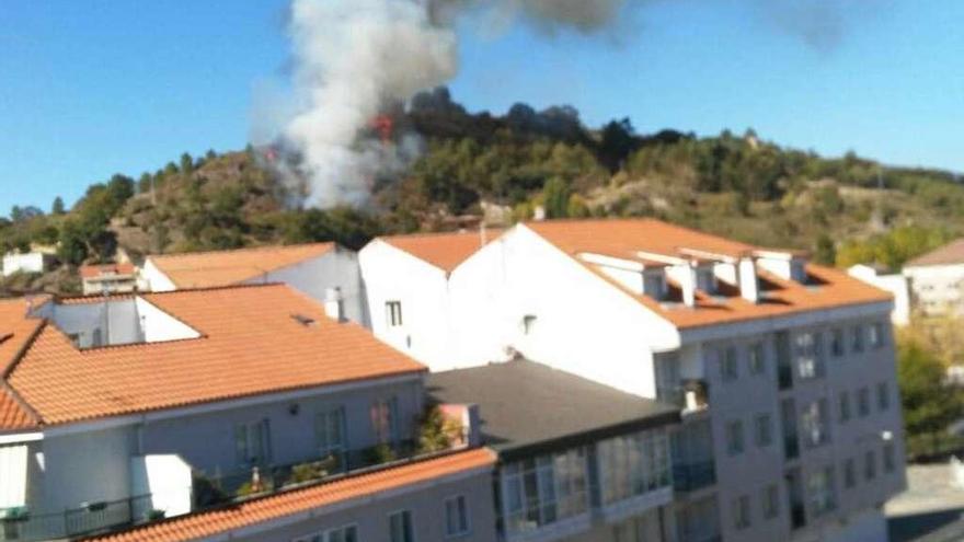 Incendio en Pazos, muy próximo a las viviendas. // FdV