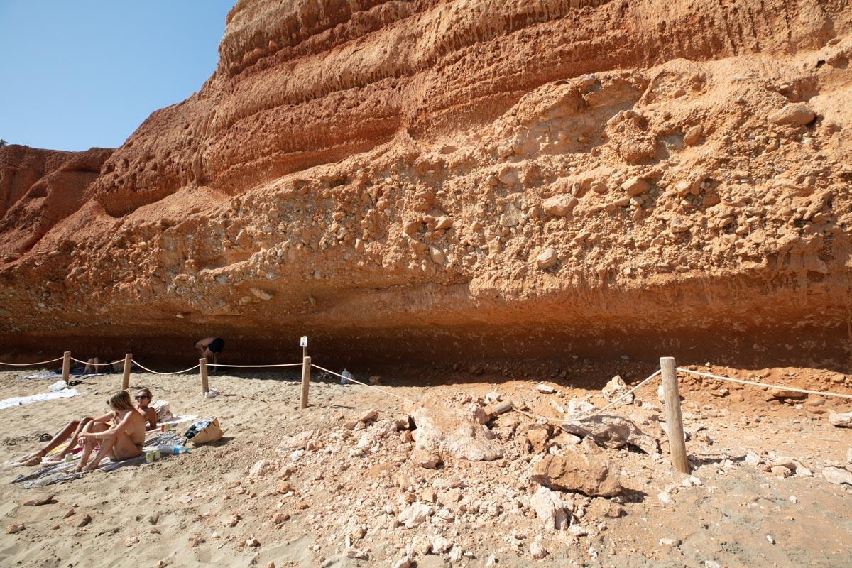 Desprendimiento de rocas en una playa de Ibiza