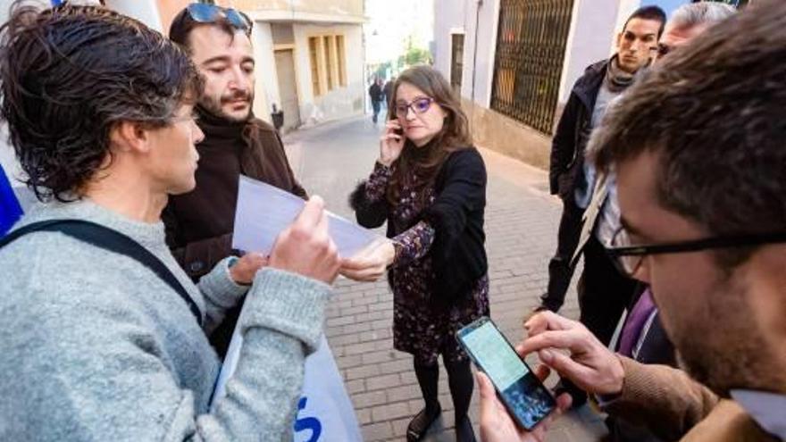 Los padres de alumnos en barracones protestan ante Mónica Oltra en La Vila