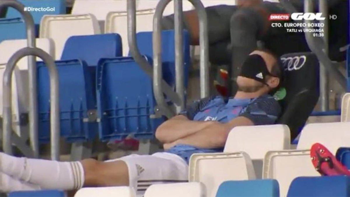 Gareth Bale, durmiendo en la grada durante el Madrid - Alavés