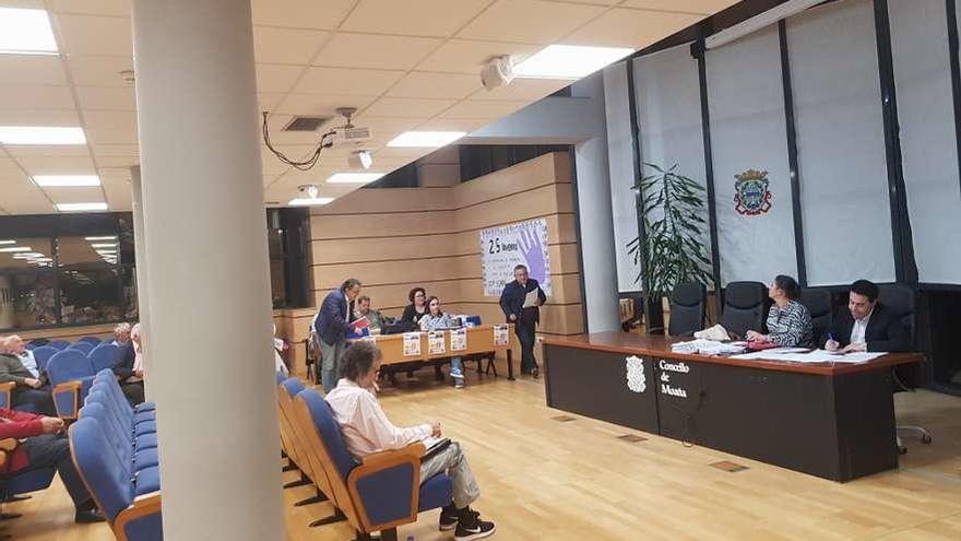 Los ediles del PP abandonan el pleno entre protestas tras una nueva expulsión de Juncal Gallego. // G.N.