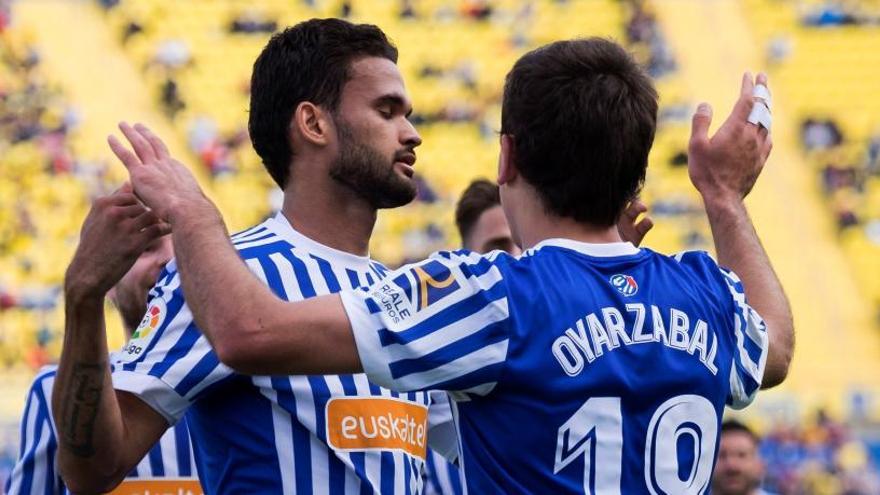 Oyarzabal y Willian José celebran el gol de la Real.