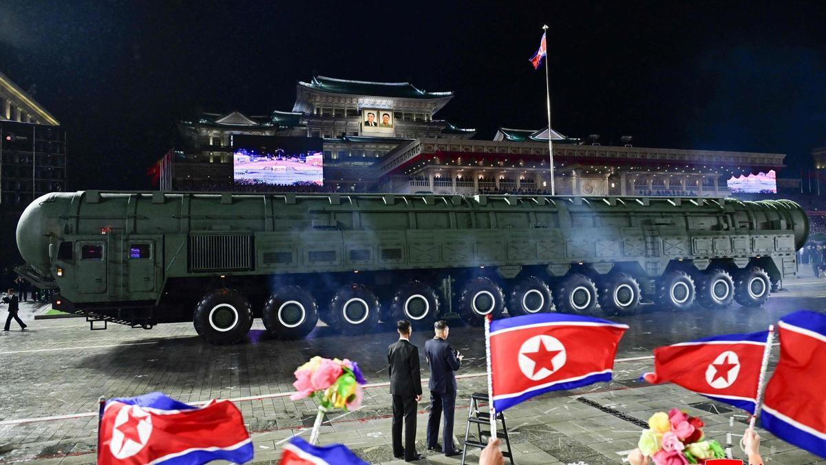 El nuevo misil intercontinental norcoreano Hwasong-20, durante el desfile militar con motivo del 80 aniversario del Partido de los Trabajadores.