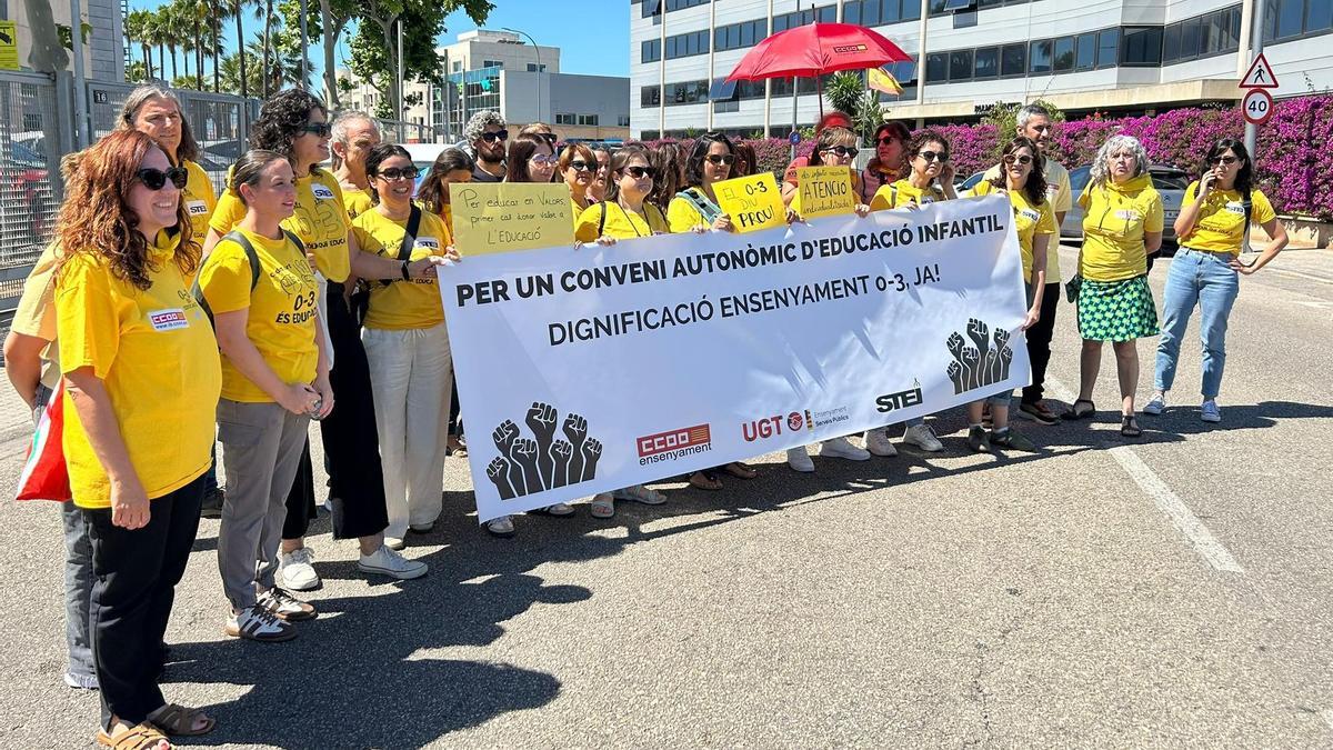 Protesta realizada el lunes por sindicatos y educadoras de las 'escoletes' frente a la Conselleria de Educación.