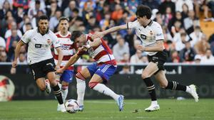 Resumen, goles y highlights del Valencia 1 - 0 Granada de la jornada 12 de LaLiga EA Sports