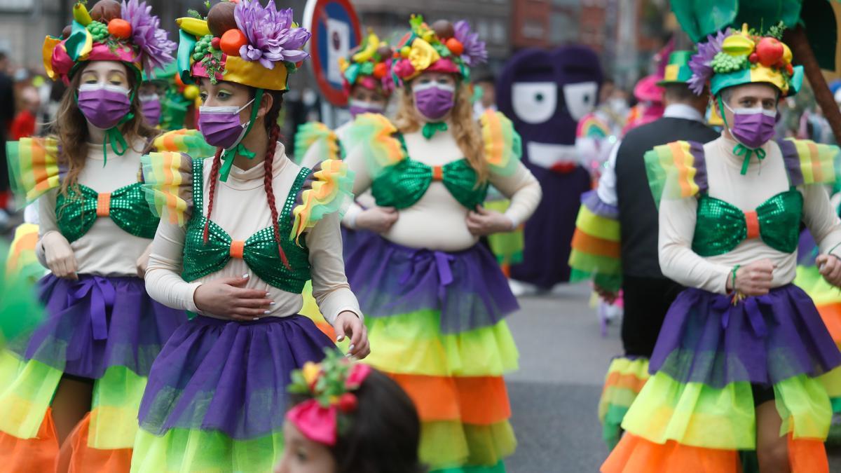 Participantes en el desfile de Antroxu del martes en Avilés