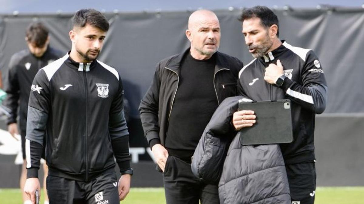 Paco López, rodeado de dos ayudantes, antes de un partido ante el Leganés.