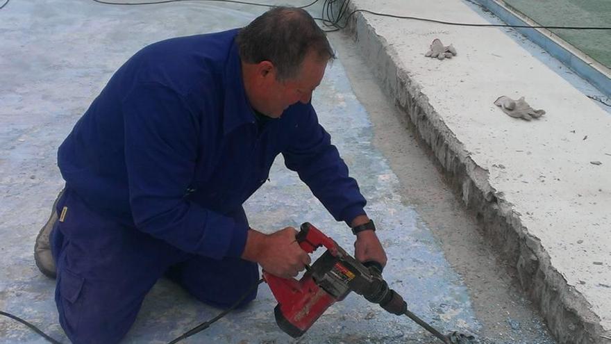 Un operario trabaja en las obras de la piscina.