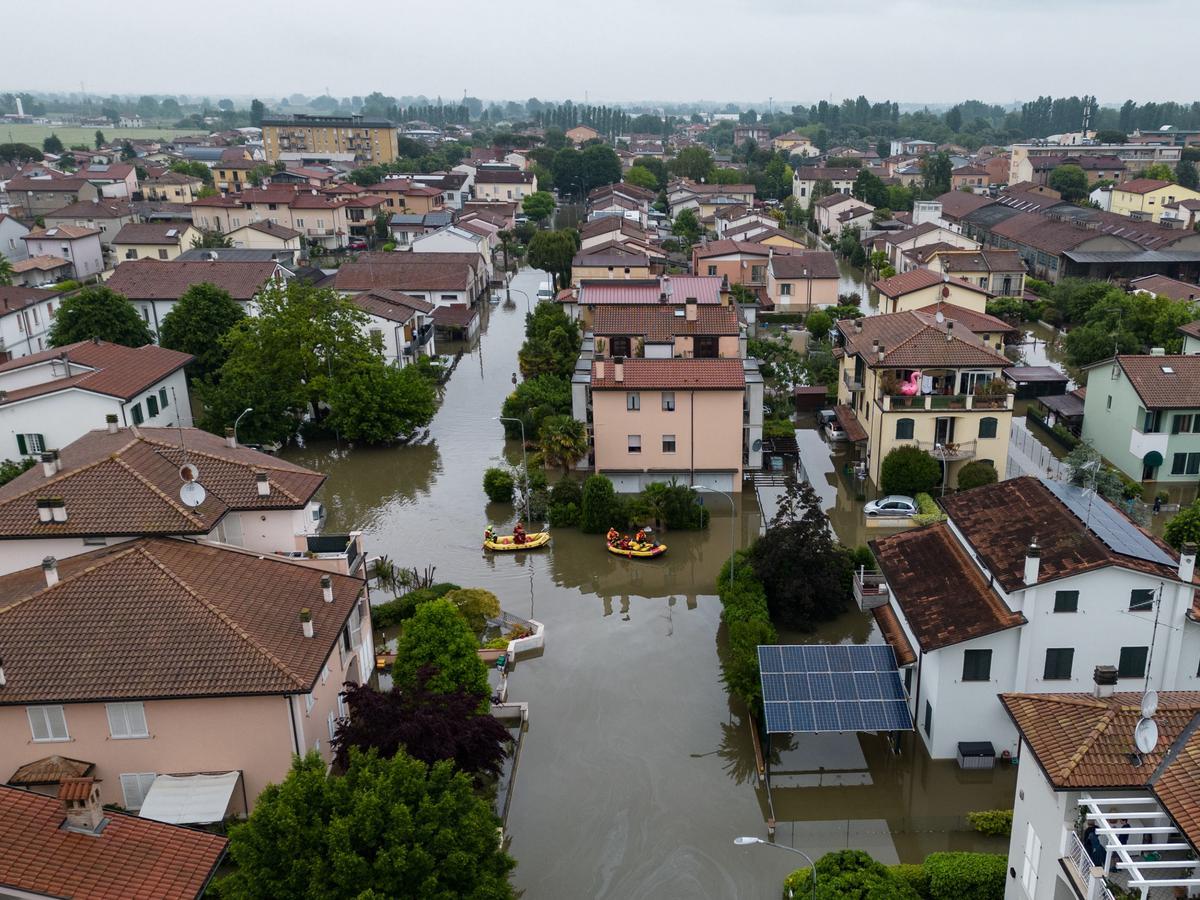 Al menos 14 muertos y 20.000 evacuados tras las inundaciones en Emilia Romaña (Italia)