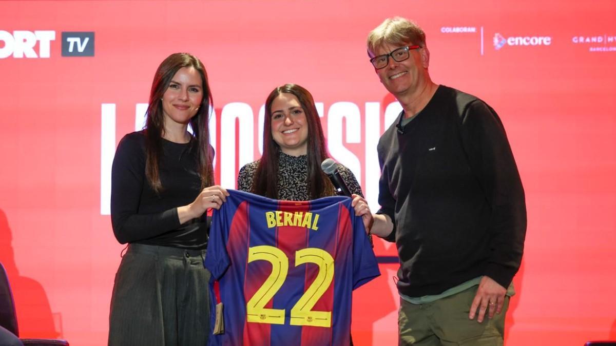 Andrea Ginés y David Bernabéu entregaron a esta aficionada la camiseta sorteada de Marc Bernal