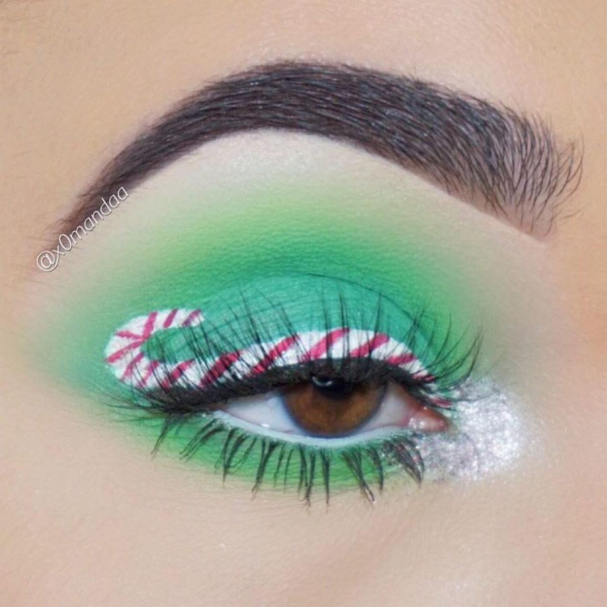Maquillaje de Navidad verde con bastones de caramelo
