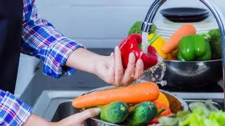 Los expertos alertan del peligro de la nueva práctica viral para lavar frutas y verduras