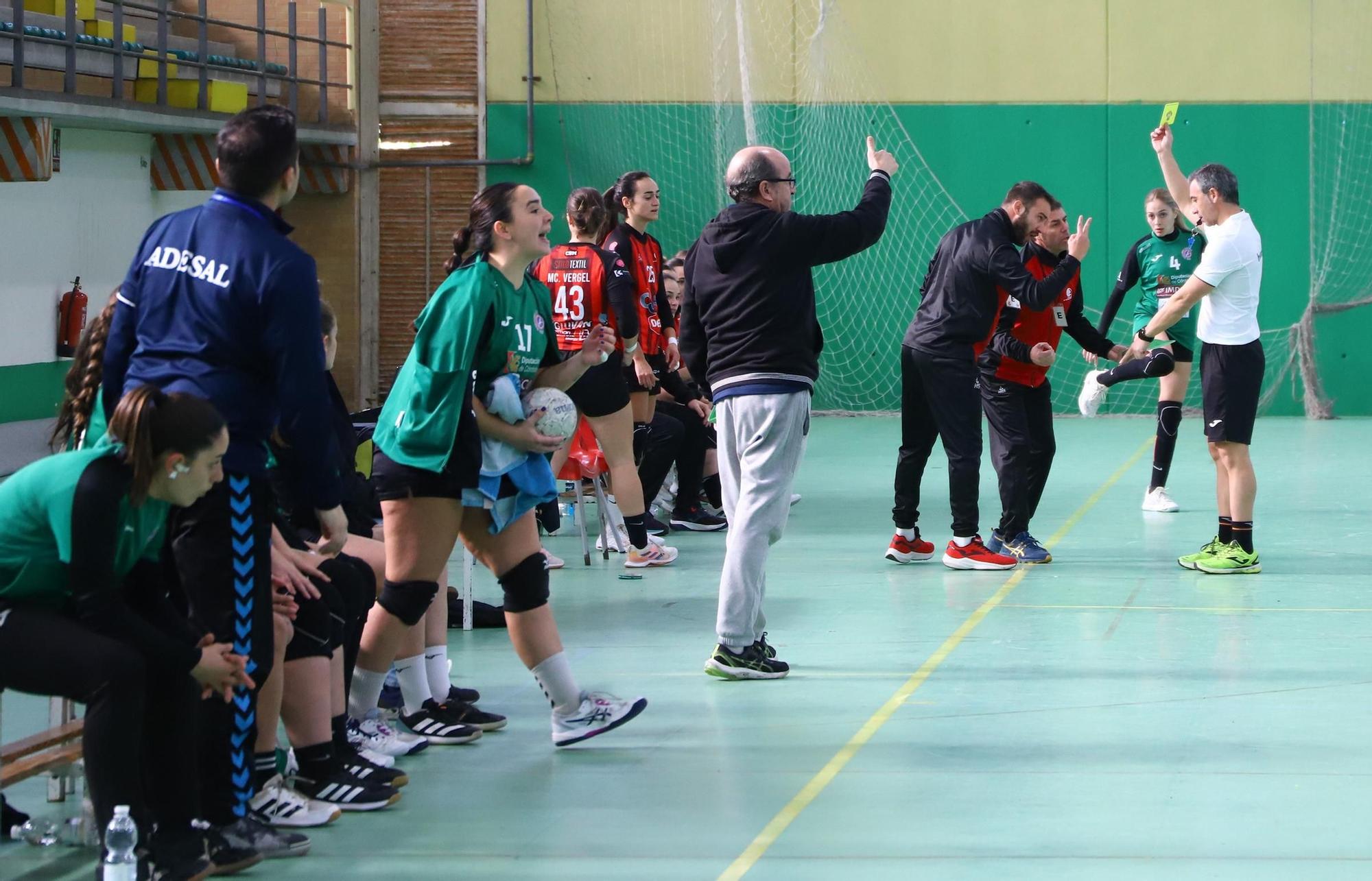 Adesal - Deza Cajasur : el derbi del balonmano femenino cordobés en imágenes