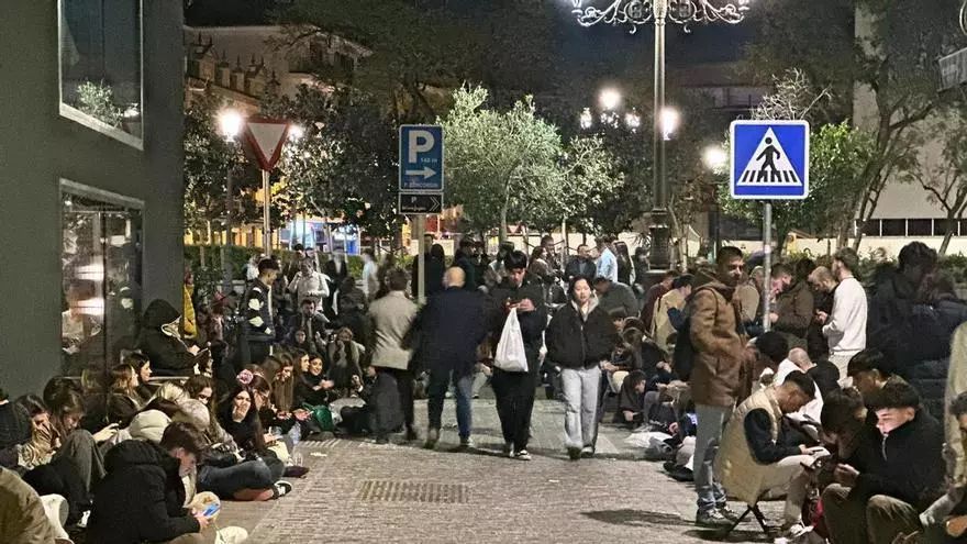 Vídeo | Cientos de fieles esperan a los nazarenos de Los Gitanos en la calle Aponte
