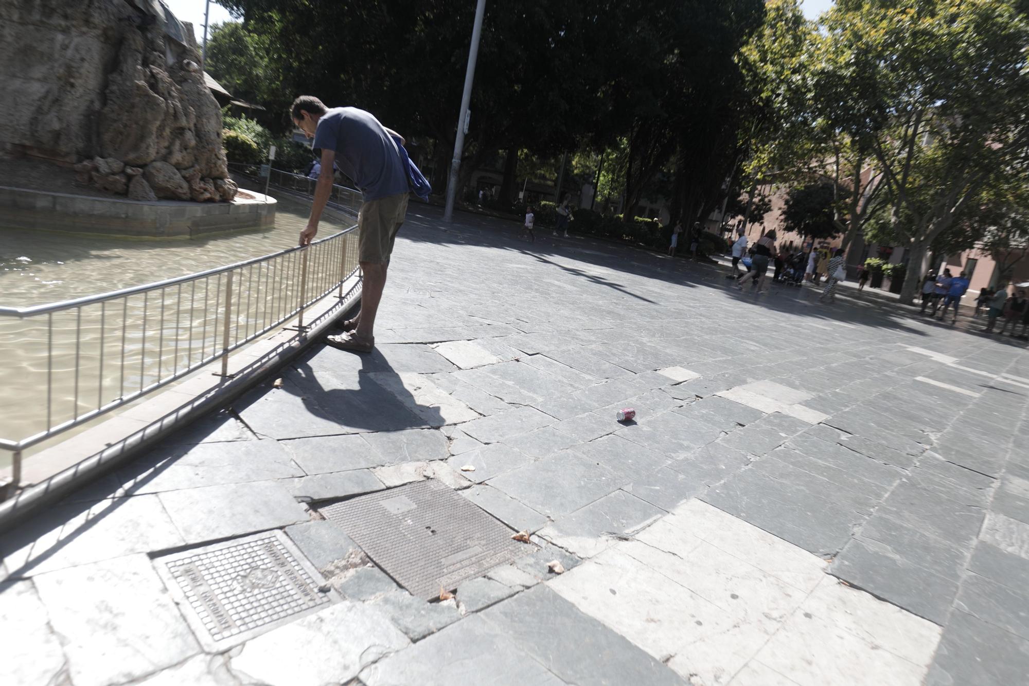 El abandono y la suciedad se adueñan de la Plaza España