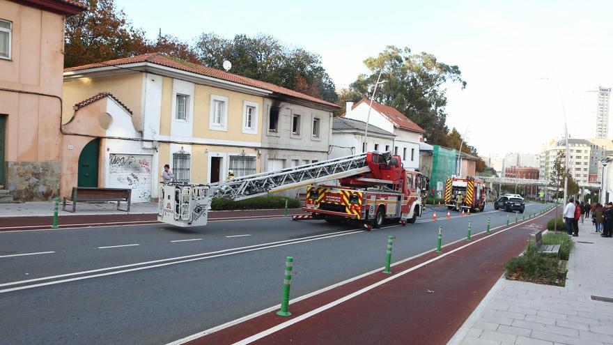 Un incendio calcina una habitación de una vivienda en la avenida de Arteixo