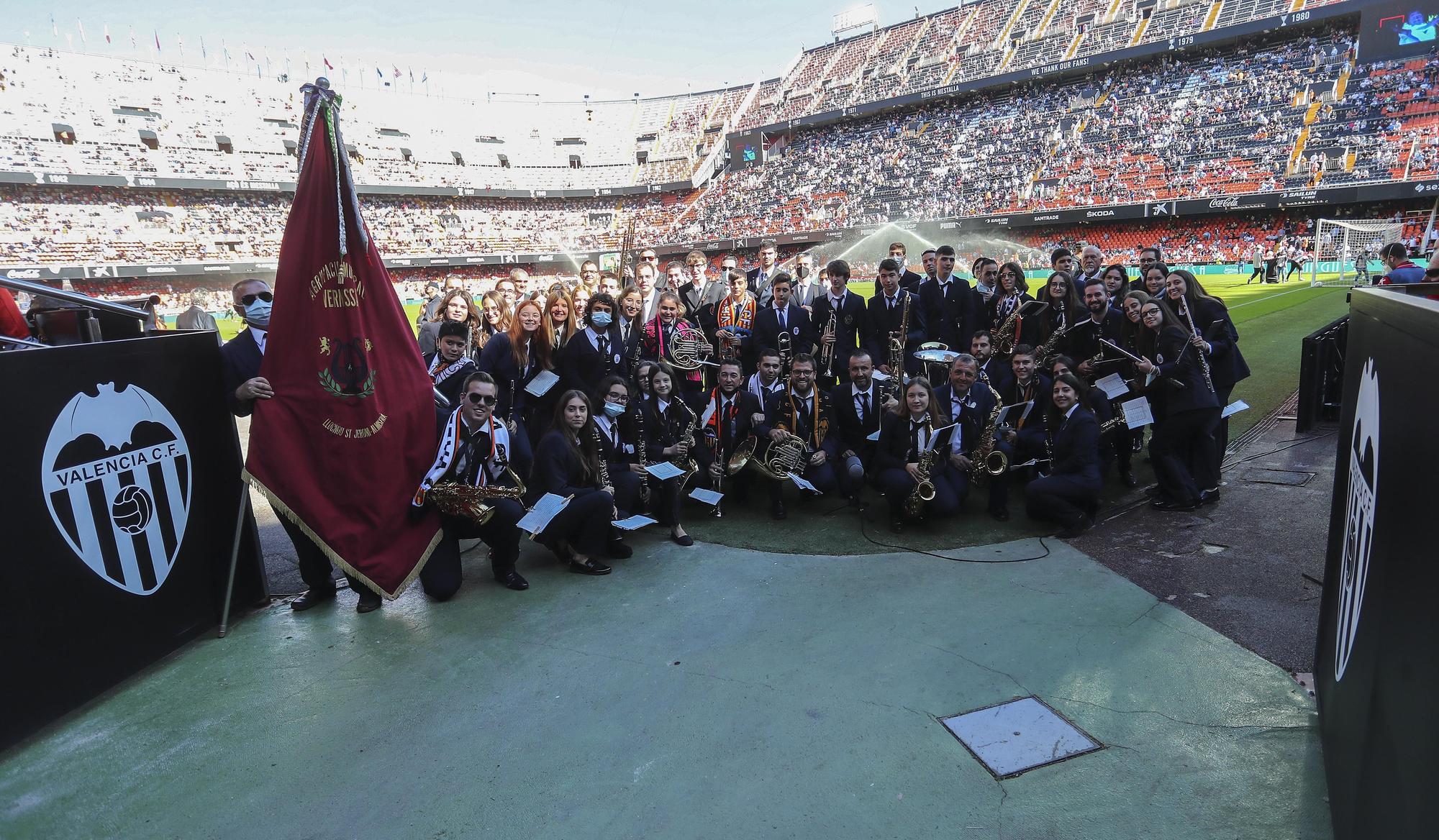 La Agrupació Musical Vernissa de Lloc Nou de Sant Jeroni tocó en Mestalla