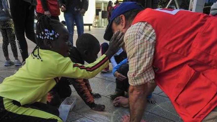 Los niños también dibujaron un árbol con tiza. // Iñaki Abella