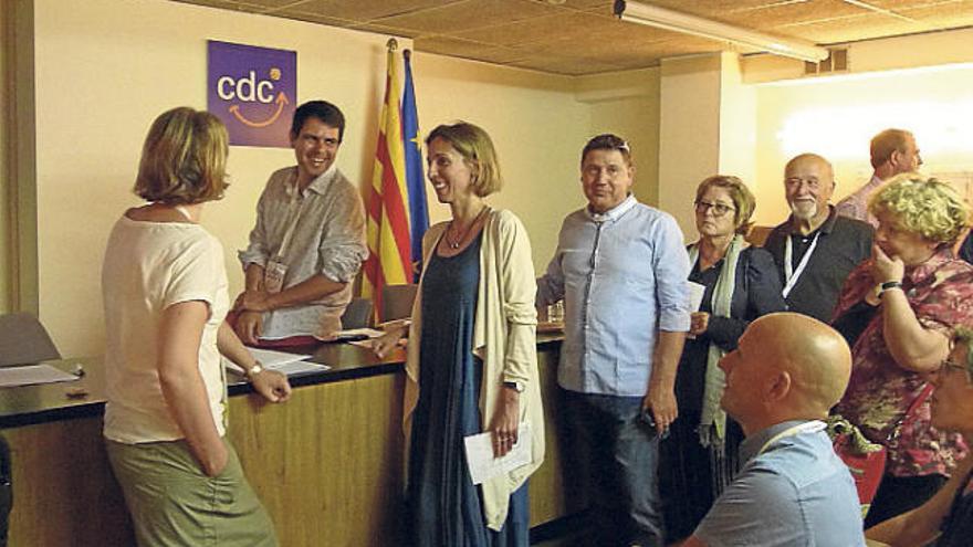 Al centre, Àngels Chacón, ahir al vespre a la seu de CDC a Igualada