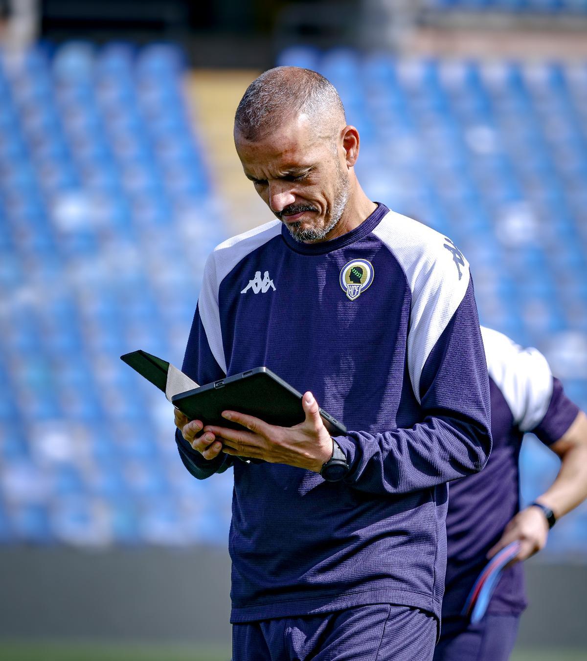 Beto observa su tablet durante un entrenamiento.